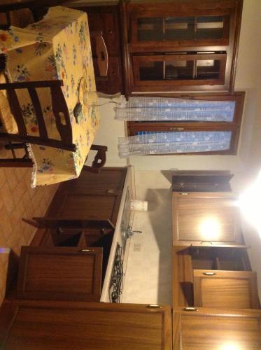 cocina con armarios de madera y horno con caja en Villa Santa Maria, en Montalcino