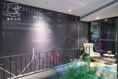 un ristorante con un menù appeso al muro di Slow Town Hotel-Glowing a Taichung