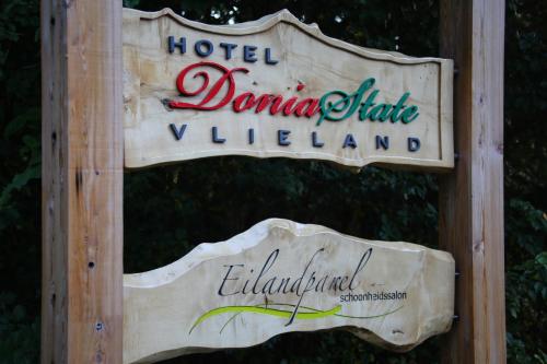 un panneau pour un hôtel danuille vitale vitzerland dans l'établissement Hotel DoniaState, à Oost-Vlieland