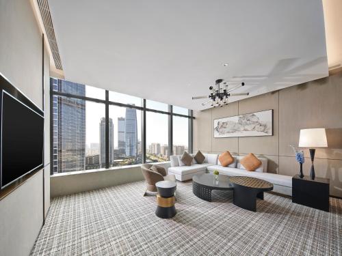 東莞市にあるInterContinental Dongguan by IHGのソファとテレビのあるリビングルーム