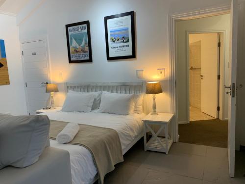 Una cama o camas en una habitación de Chez Pierre