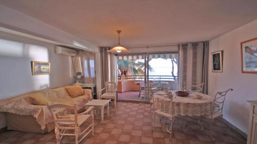 un salon avec un canapé et une table dans l'établissement Villa Maxime, à Sainte-Maxime