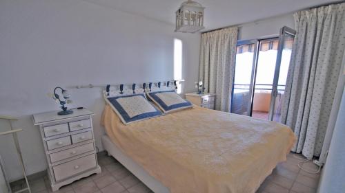 une chambre avec un lit, une commode et une fenêtre dans l'établissement Villa Maxime, à Sainte-Maxime