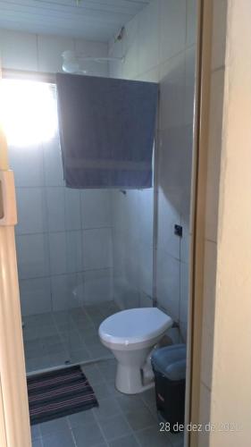 a small bathroom with a toilet and a shower at Villa Flor e Cor in Cavalcante