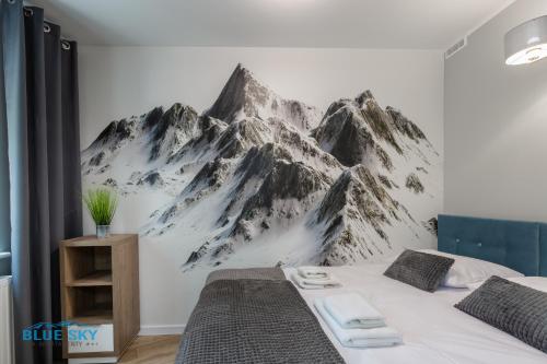 Postel nebo postele na pokoji v ubytování Apartamenty BlueSky - Nad Łomnicą 2B - blisko centrum Karpacza i sklepów, w spokojnej, zielonej okolicy