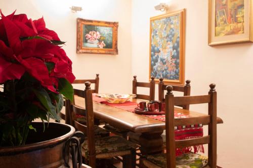 a dining room with a table and a potted plant at Pragelato per chi ama la natura lo sci di fondo in Pragelato