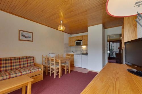 un salon avec une cuisine et une salle à manger dans l'établissement Vacancéole - Résidence Lauvitel, à Les Deux Alpes