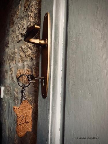a key tag is attached to a door at La Vecchia Posta B&B in Calangianus