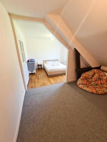 Cette chambre mansardée comprend un lit et un matelas. dans l'établissement Grande maison de charme Bretonne, à Québriac