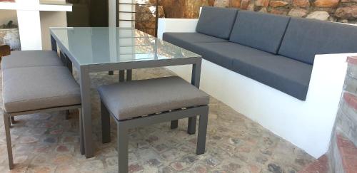 モッセル・ベイにあるVilla Vistaのガラスのテーブルと椅子、ソファ