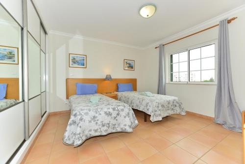 um quarto com 2 camas e uma janela em Spectacular Mar a Vista em Portimão