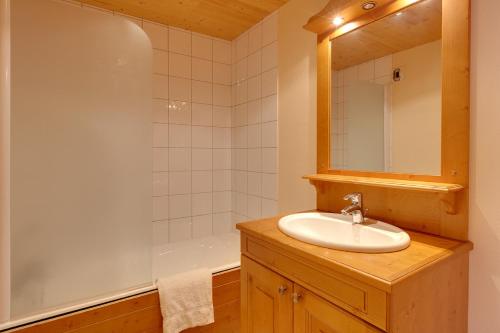 y baño con lavabo y bañera. en Vacancéole - Résidence Les Bleuets en Les Deux Alpes