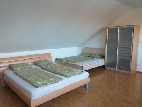 Habitación con 2 camas y espejo. en Villa Kysucka, en Senec