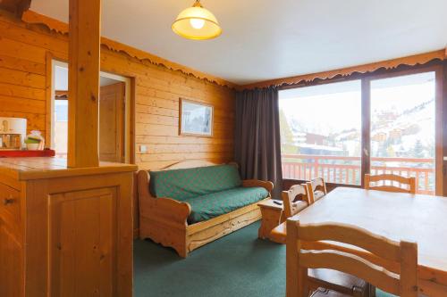 un salon avec un canapé et une table dans l'établissement Vacancéole - Résidence Meijotel, à Les Deux Alpes