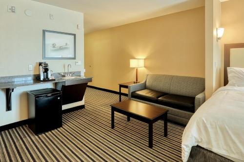 Khu vực ghế ngồi tại Holiday Inn Express and Suites Batavia, an IHG Hotel