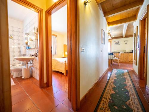 un couloir avec une salle de bains et une chambre dans l'établissement Bait da Salient MyHoliday Livigno, à Livigno