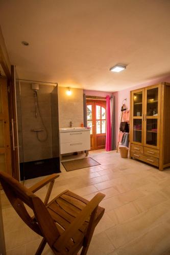 - une cuisine avec un réfrigérateur et une chaise dans la chambre dans l'établissement Gîte 2 La grange des hirondelles 3 lits doubles 6 adultes situé entre Bourgogne MORVAN et Vignoble Maison entière labellisée à Gîte de France sous 71 G 2005 labellisé 3 épis - Loft grand volume dans corps de ferme rénovée ANTULLY chez MAYMARD Yannick, à Antully