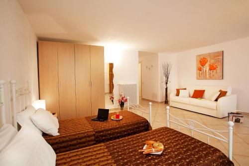 Un pat sau paturi într-o cameră la Tremezzo Residence