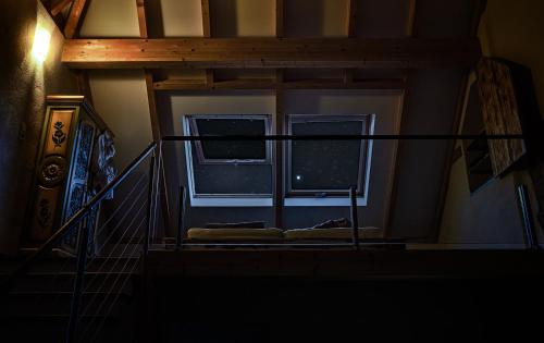 Habitación oscura con ventana y escalera. en Gästehaus Alte Klostermühle, en Gräfinthal