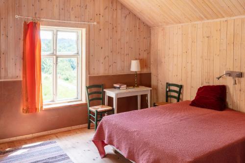 um quarto com uma cama e uma janela em Sustainable and soulful close to lake em Gnesta
