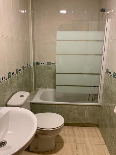ein Badezimmer mit einem WC, einem Waschbecken und einer Badewanne in der Unterkunft Hostal Meseguer in El Altet