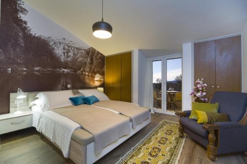Postel nebo postele na pokoji v ubytování Villa Vision with Heated Pool & Jacuzzi in Sestanovac