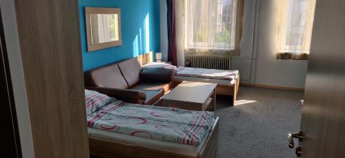 uma sala de estar com um sofá e uma cadeira em Ubytování u Kováře em Ústí nad Labem