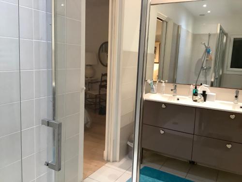 Ванная комната в Le Cabanon Cap d Antibes 80 m de la plage