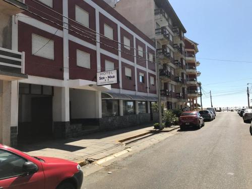 een straat met auto's aan de zijkant van een gebouw bij Hotel Ser-Mar in San Bernardo