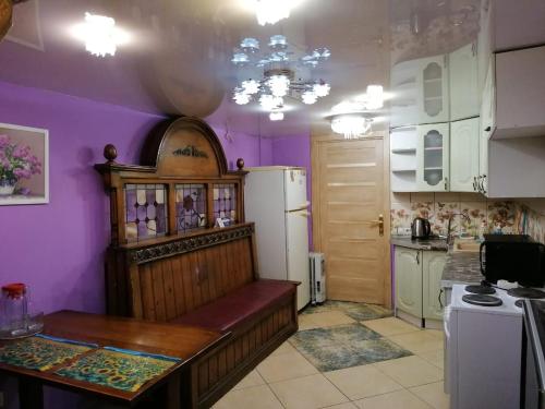 モスクワにあるАппартаменты двухэтажные на полярной 31 стр 1の紫の壁のキッチン(テーブル、冷蔵庫付)