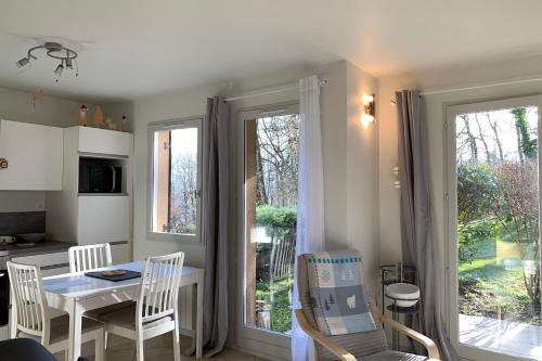 uma cozinha e sala de jantar com mesa e cadeiras em Le Montbonnot Luminous T2 Garden - Terrace #P0 em Montbonnot-Saint-Martin