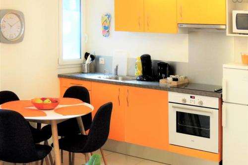 une cuisine avec une table et un comptoir dans l'établissement #F2 The patioGarden Free parking, à Saint-Martin-dʼHères