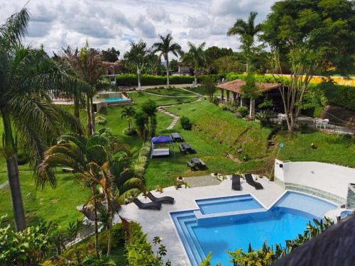 una vista aérea de un complejo con piscina en Finca Hotel Loma Verde en Quimbaya