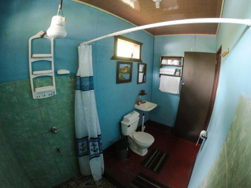 uma pequena casa de banho com um WC e uma escada em Cabañas Colibrí Tayutic em Turrialba