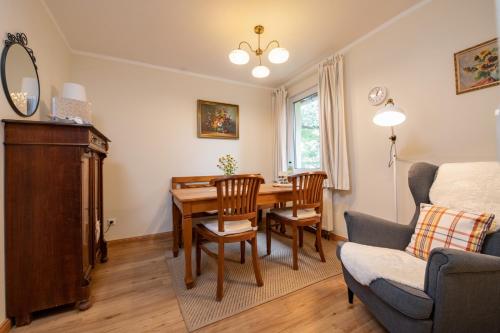 a dining room with a table and chairs and a bed at Im alten Rathaus in Bad Liebenstein