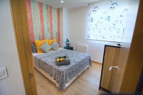 Un dormitorio con una cama con un bol de fruta. en Puerto De la Cruz en Madrid