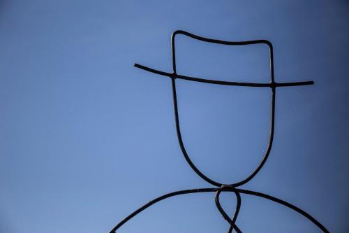 a black glass vase with a blue background at Monte do Giestal - Casas de Campo & Spa in Abela