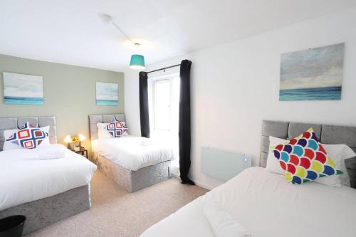 A bed or beds in a room at Family and Contractors HS2 NEC Airport 3beds Homebase