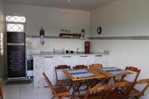 ein Esszimmer mit einem Tisch, Stühlen und einer Theke in der Unterkunft Vila Marias in Ouro Preto