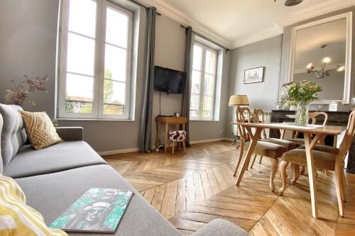 un salon avec un canapé et une table dans l'établissement Au fil de l'eau, à Metz