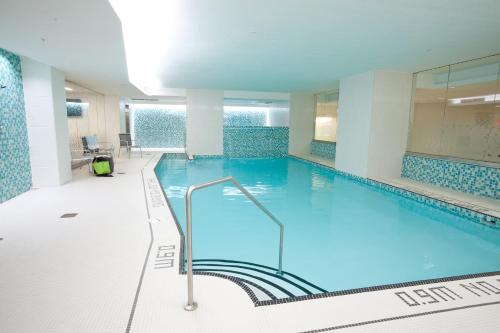 Bazén v ubytování The Holman Grand Hotel nebo v jeho okolí