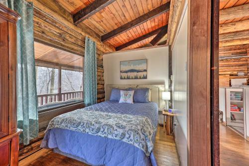Ένα ή περισσότερα κρεβάτια σε δωμάτιο στο Relaxing Retreat with Private Dock on Claytor Lake!