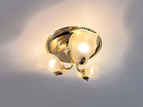 a gold light fixture hanging from a ceiling at "徹底清潔のゆったり64平米2LDK, 人気のリゾートタウン北谷で暮らすように過ごす, 高速ICまで車で3分, 沖縄アリーナまで徒歩圏内" Villa Blu Okinawa Chatan 3-2 ヴィラブルー沖縄北谷3-2 in Chatan