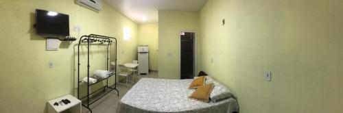 Habitación hospitalaria con cama y lavabo en Donaldo Apartamentos en Alter do Chao