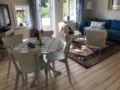 Posezení v ubytování Nice holiday house at horse farm with lake and sauna