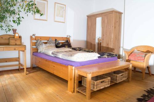 1 dormitorio con cama, mesa y banco en Altstadt Charme, en Augsburg