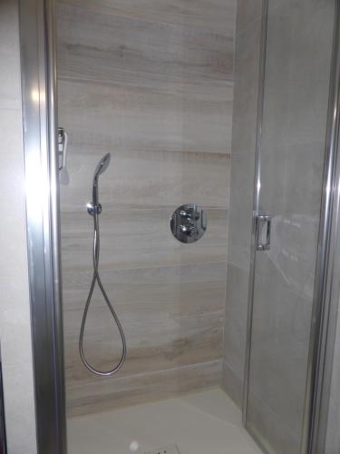 een douche met een douchekop in de badkamer bij APPARTEMENT PUY SAINT VINCENT ALPES DU SUD été - hiver in Puy-Saint-Vincent