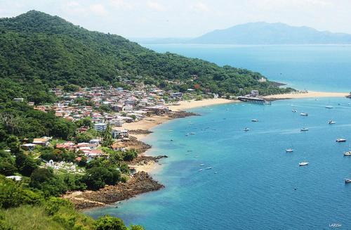an aerial view of a beach with boats in the water at Cerrito Tropical Eco Lodge in Taboga