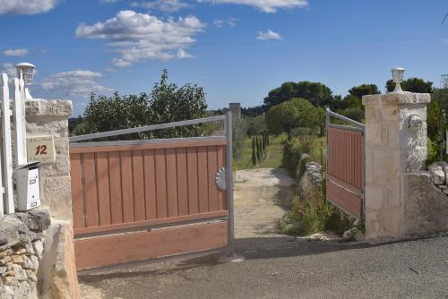 un paio di porte in un campo con una strada di La Chianca Ritrovata - trulli in valle d'Itria a Martina Franca