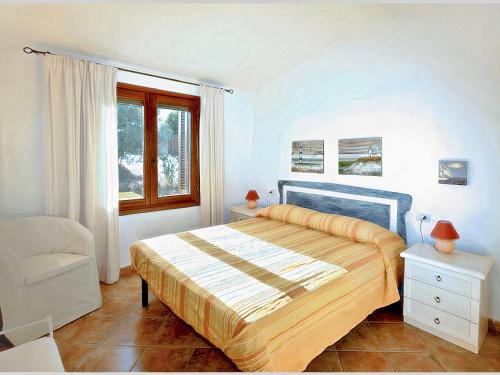 La Sima villa con piscina vista mare San Pantaleo Sardegna tesisinde bir odada yatak veya yataklar